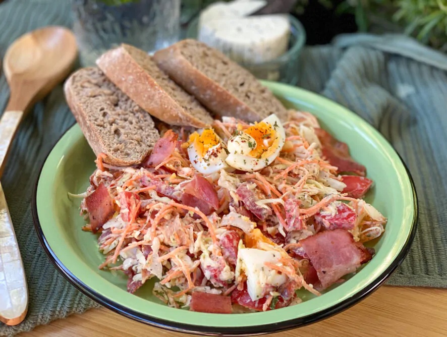 spitskool salade met spek en ei