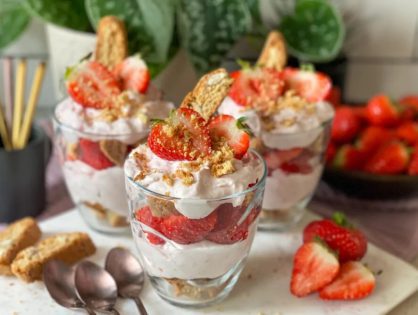 trifle met aardbeien en cantuccini