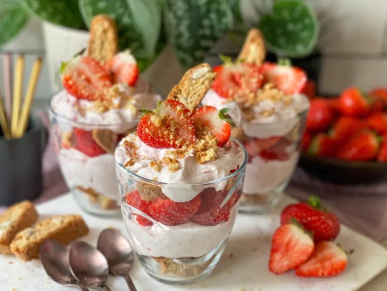 trifle met aardbeien en cantuccini