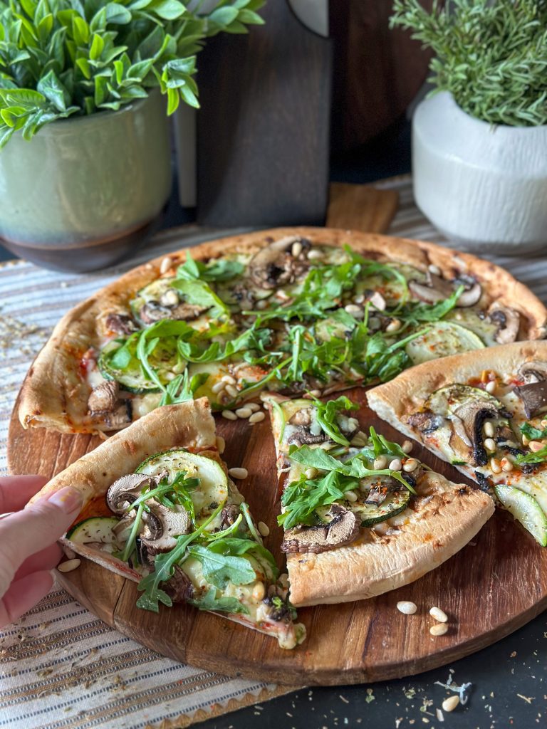 pizza maken met courgette en champignons 