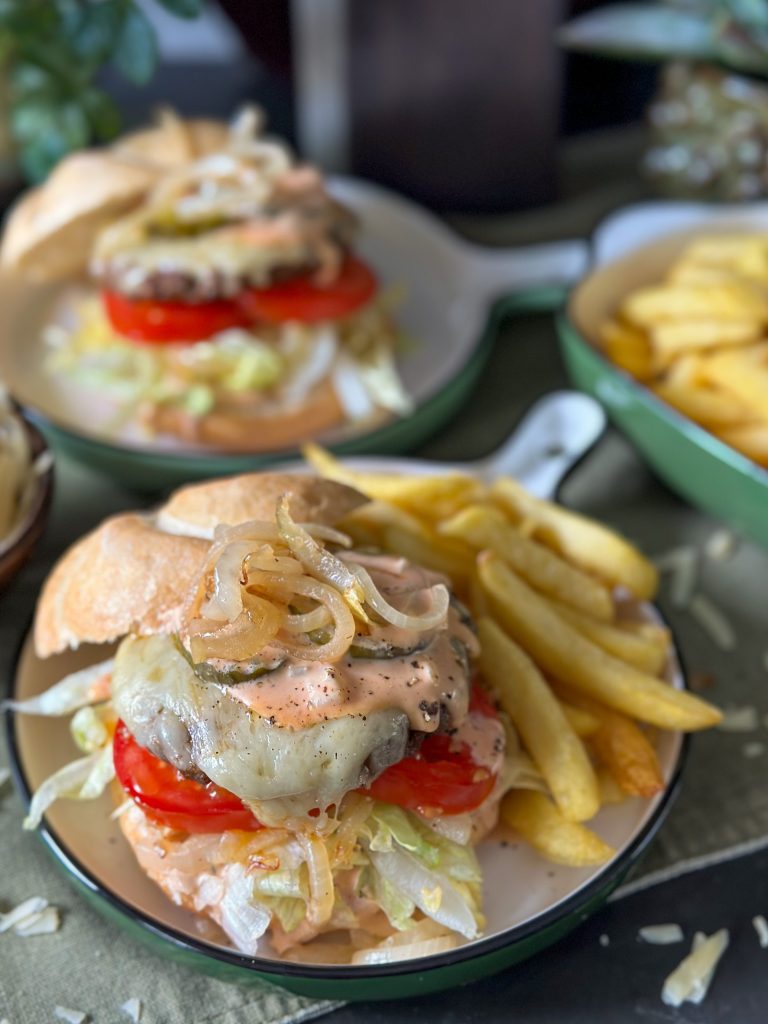Burgers met oude kaas en burgersaus