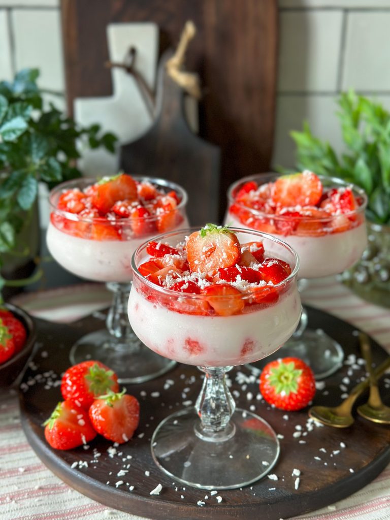 panna cotta met kokosmelk en aardbeien 