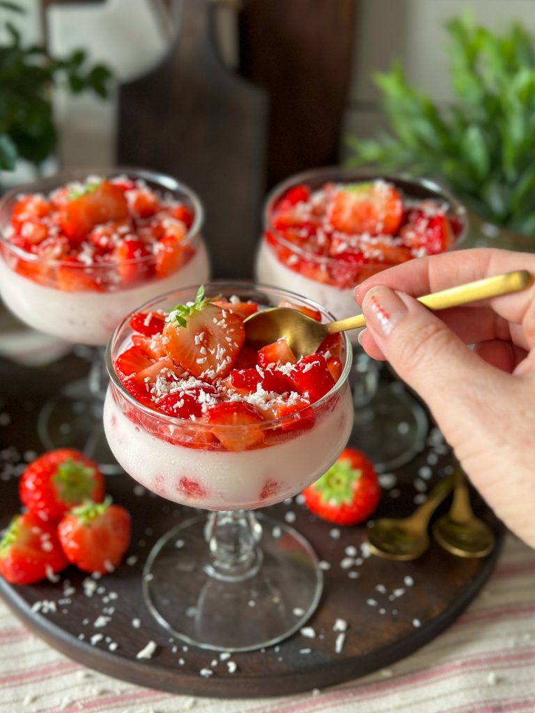 panna cotta met aardbeien en kokosmelk 