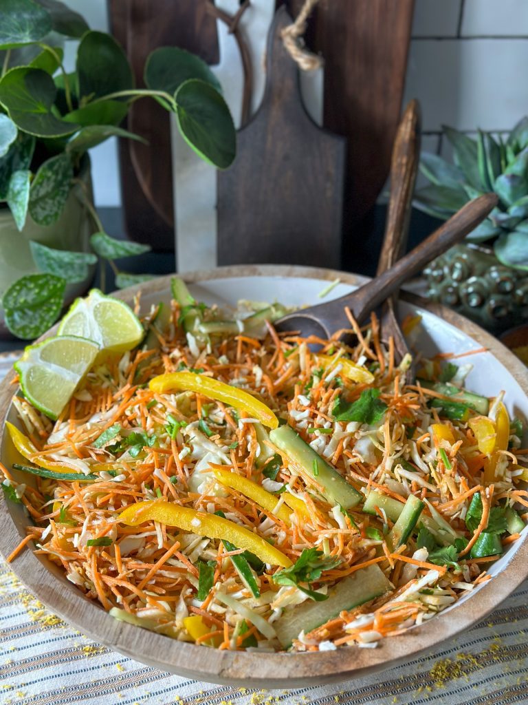 Noedelsalade met kruidig gehakt en pindadressing