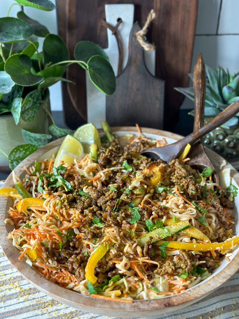 Noedelsalade met kruidig gehakt en pindadressing