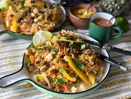 noedelsalade met kruidig gehakt en pindadressing