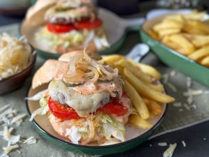 burgers met oude kaas en burgersaus