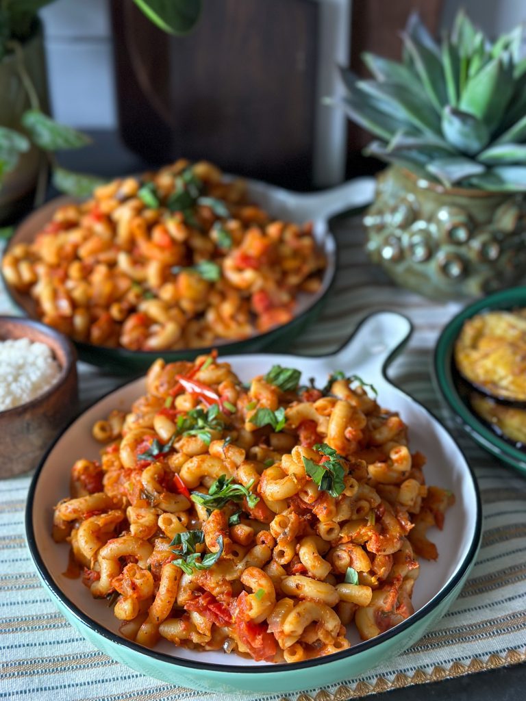 Pasta in tomatensaus met aubergine