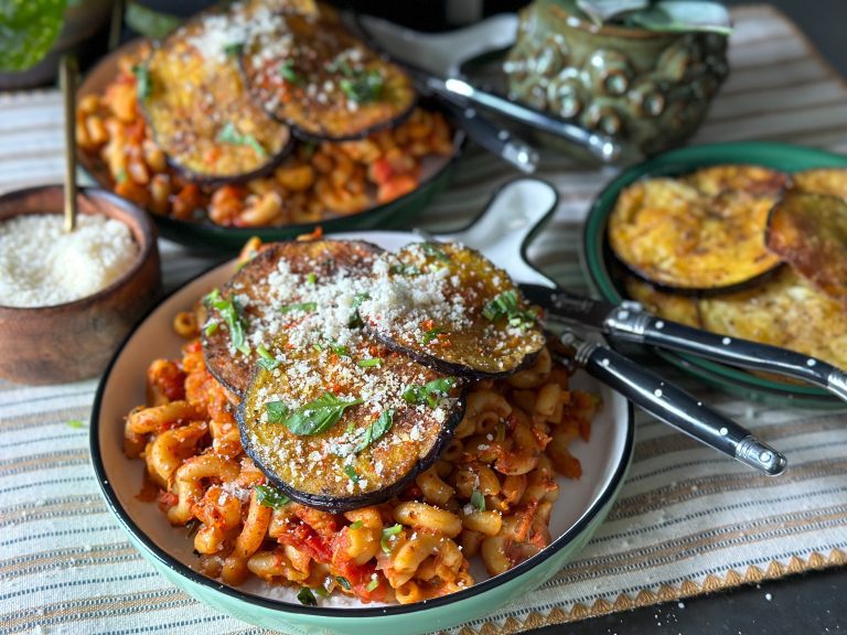 pasta in tomatensaus met aubergine