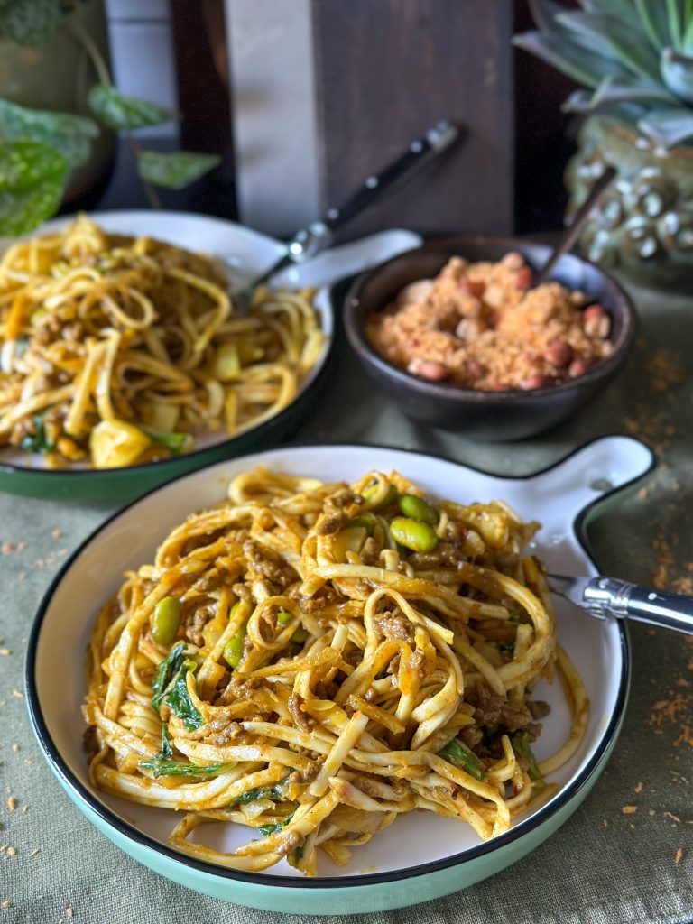 Noedels met kruidig gehakt in oestersaus