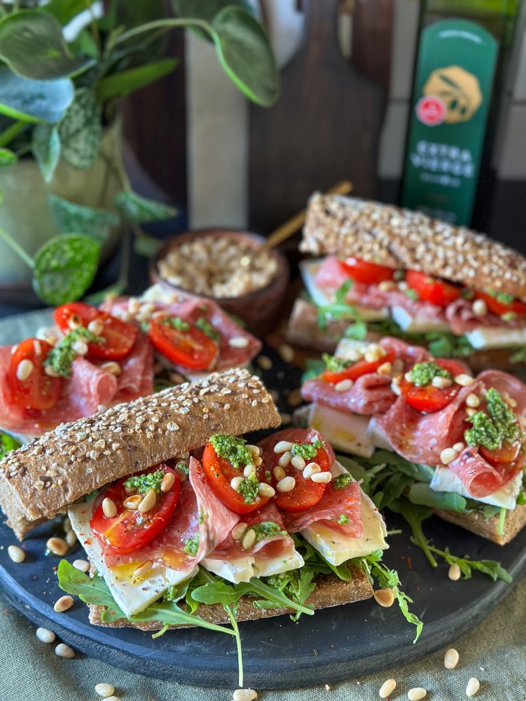 stokbrood met brie en pesto en Italiaanse salami
