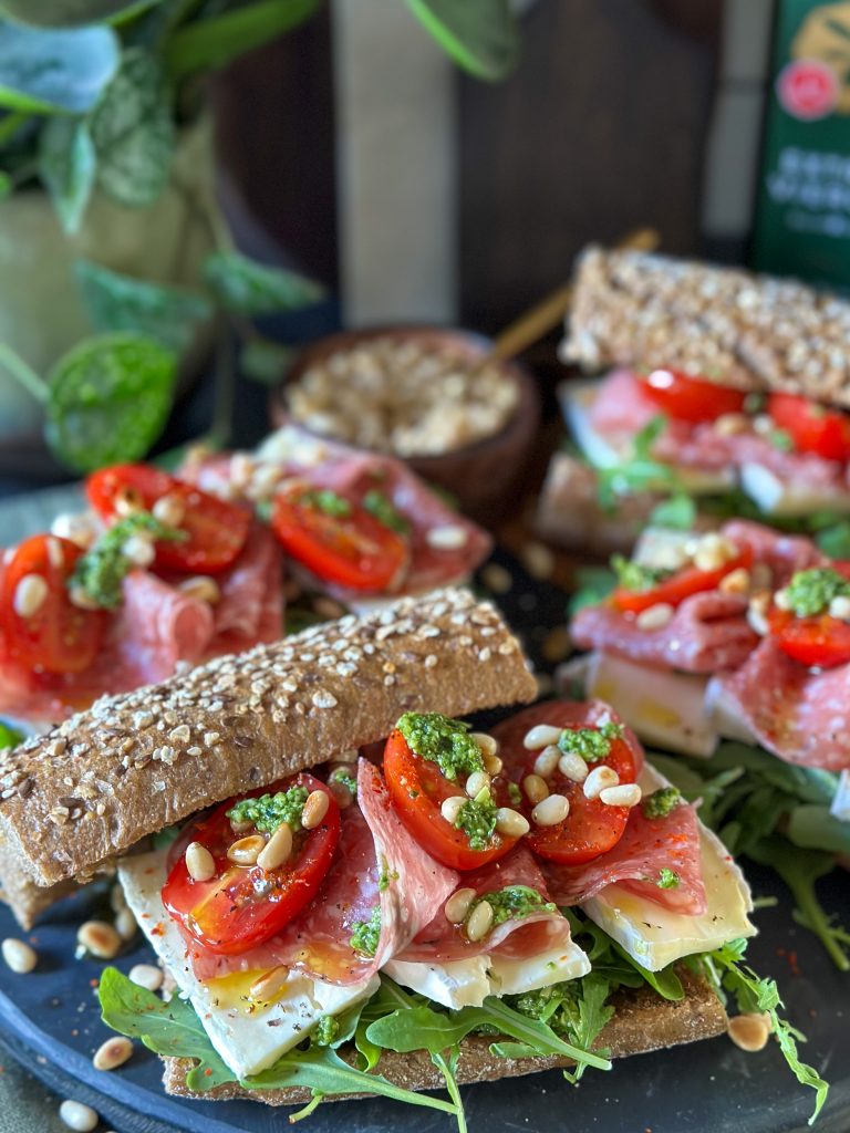 Stokbrood met brie en pesto