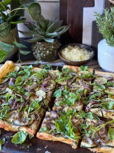 plaattaart met courgette en rode ui