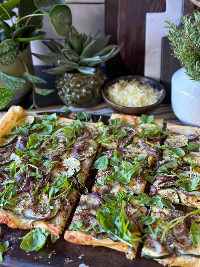 plaattaart met courgette en rode ui 