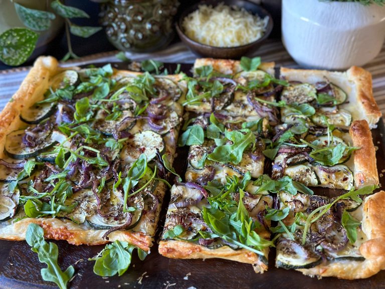 plaattaart met courgette en rode ui