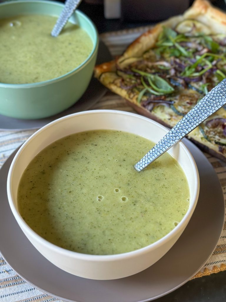 Romige courgettesoep met gebakken champignons