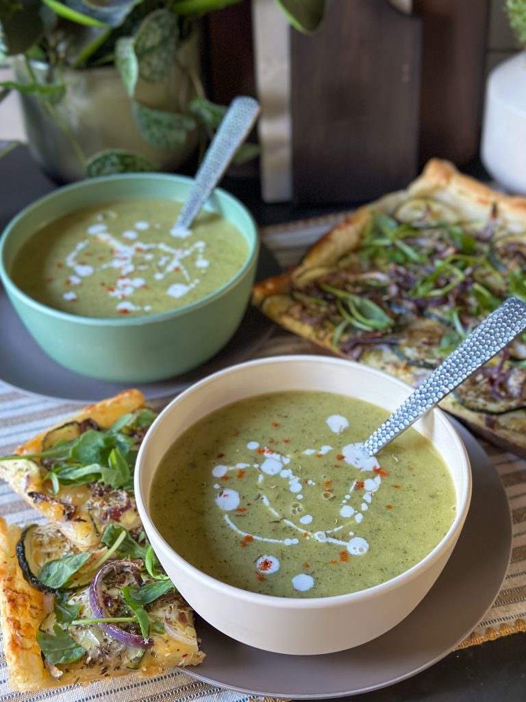 Romige courgettesoep met gebakken champignons