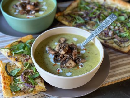 romige courgettesoep met gebakken champignons