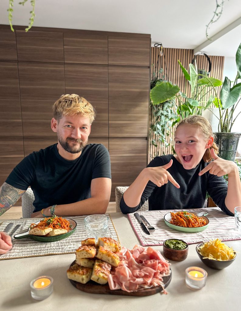 Spaghetti in simpele tomatensaus met rozemarijn en basilicum