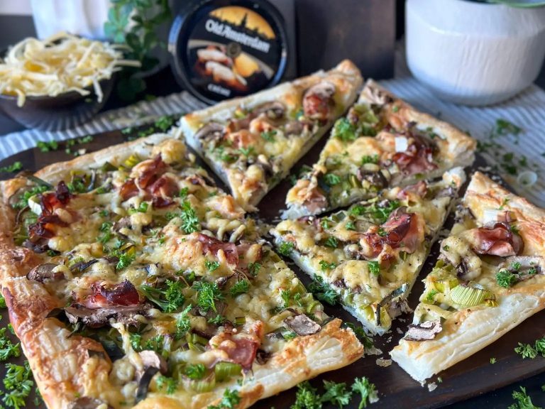 plaattaart met smeerkaas en prei