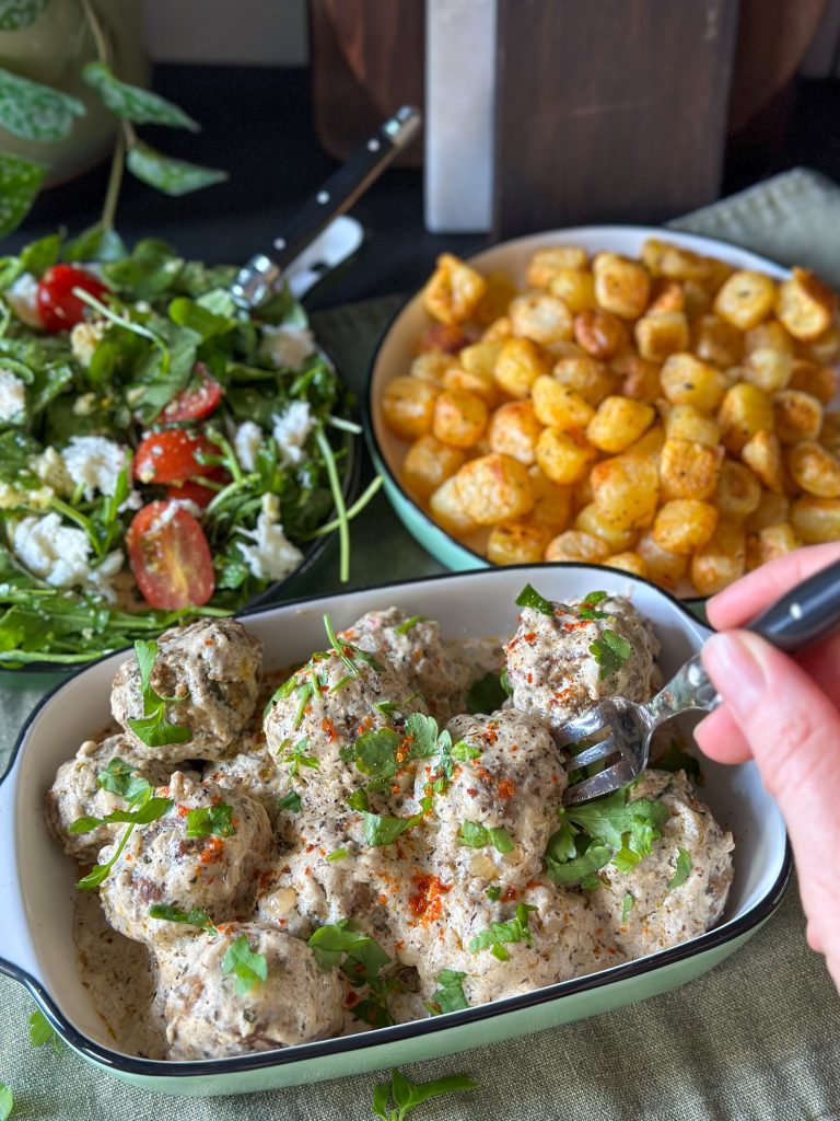 Italiaanse gehaktballetjes in roomsaus - makkelijk recept om zelf te maken geserveerd in wit schaaltje en geserveerd met salade en krieltjes