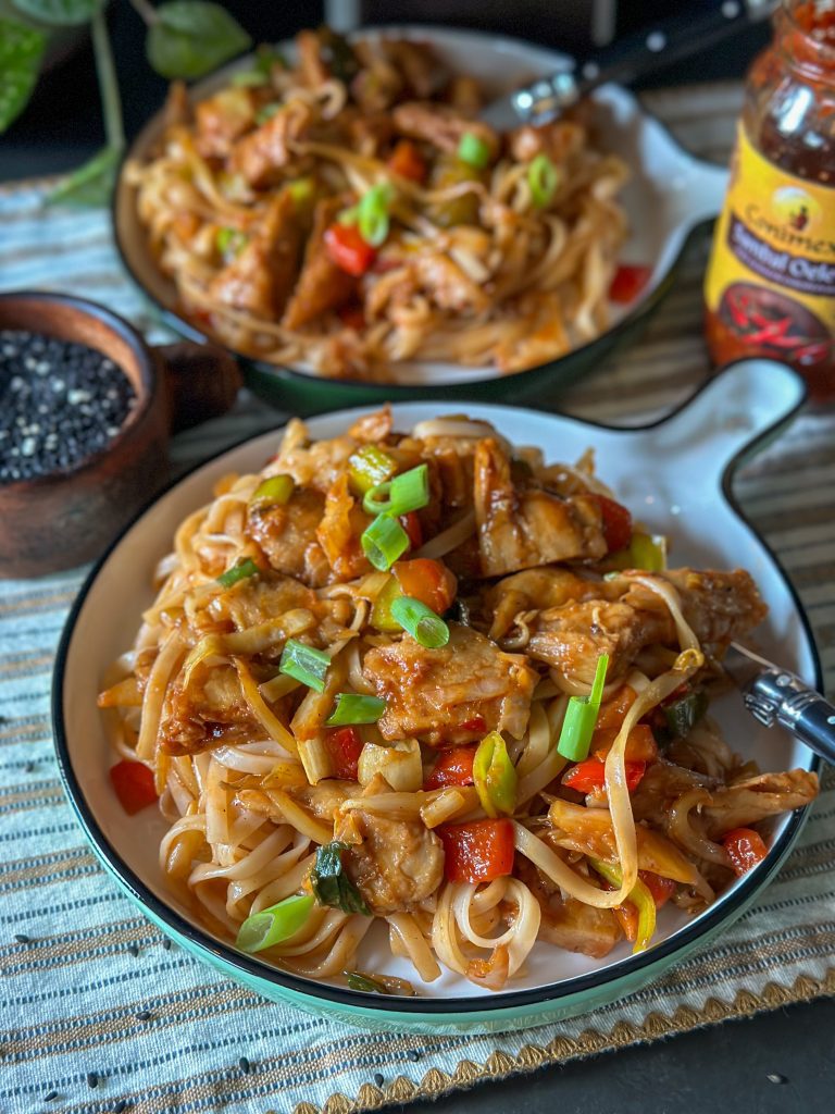 Vegetarische kip in zwarte pepersaus met noedels