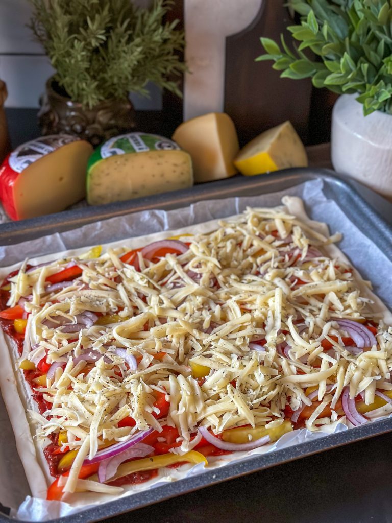 plaattaart met paprika en rode ui