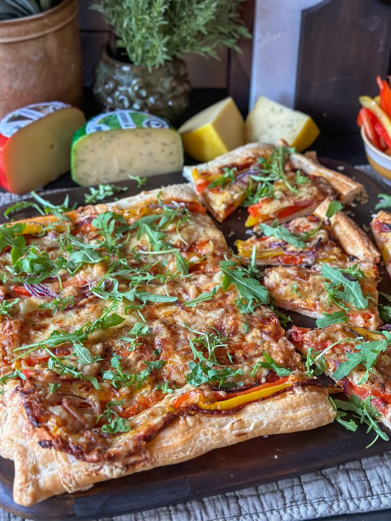 plaattaart met twee soorten kaas 