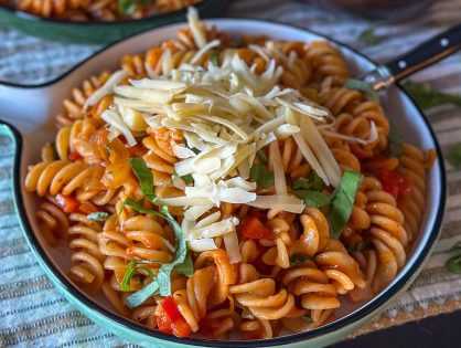 pasta met paprika en prei in kruidige tomatensaus