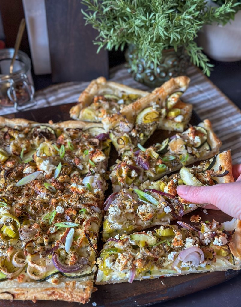 plaattaart met courgetten en prei en feta