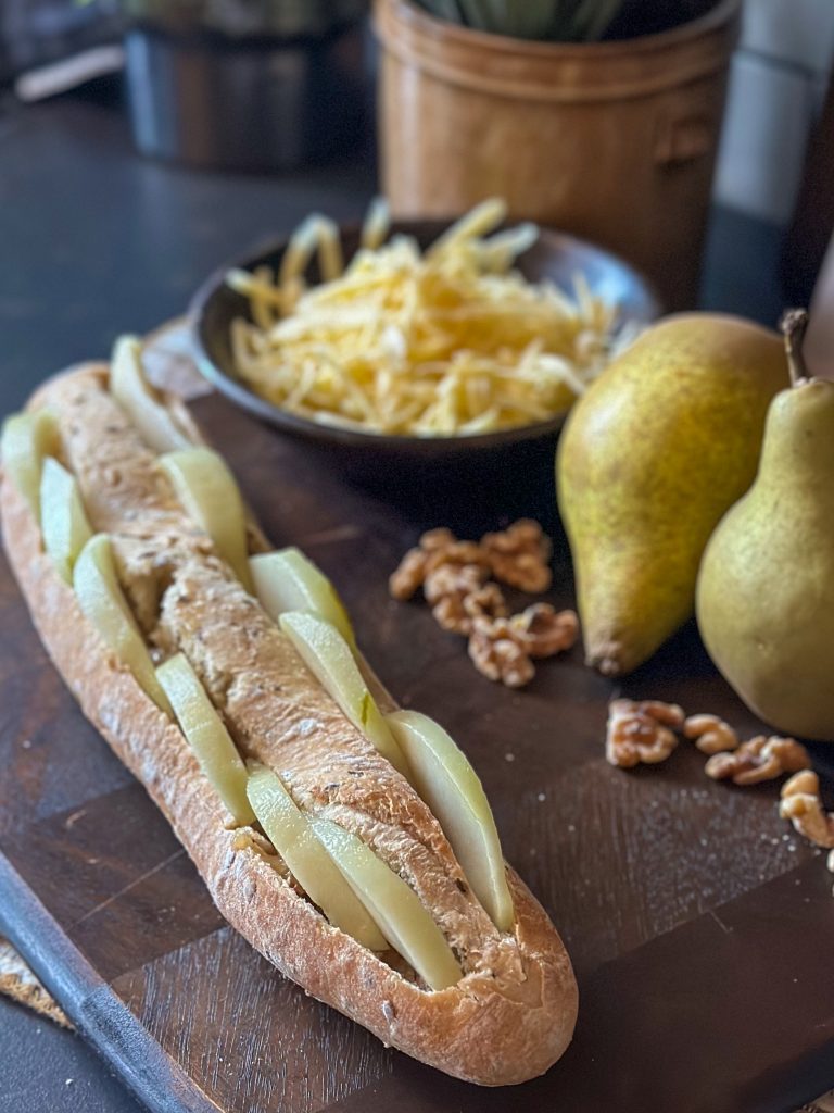 borrelbrood met peer en gorgonzola