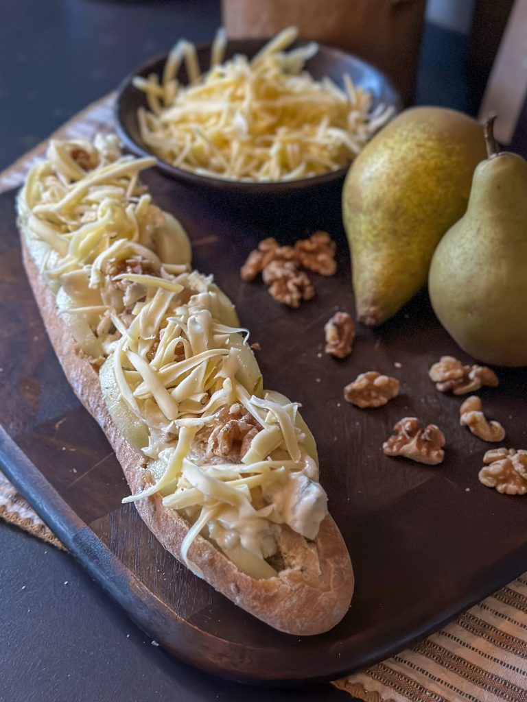 borrelbrood met peer en gorgonzola