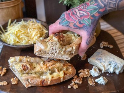 gevuld borrel stokbrood met peer en gorgonzola