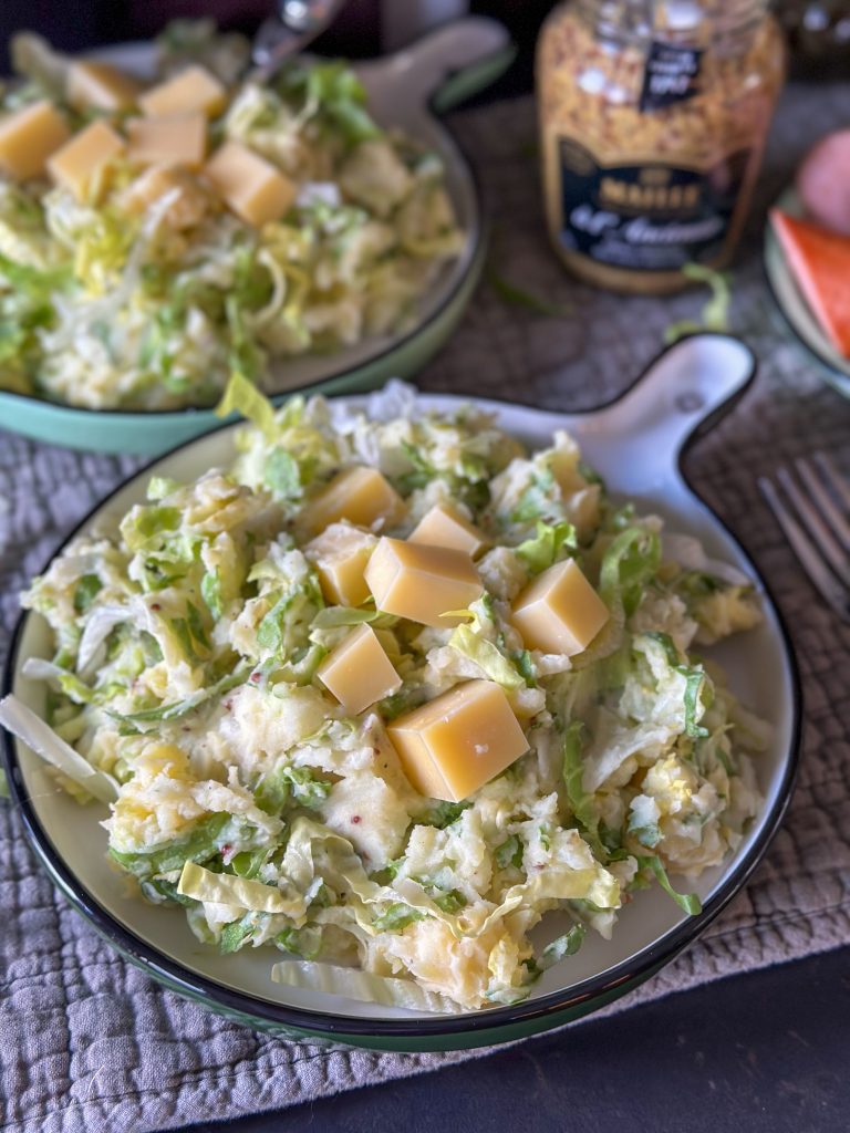 rauwe andijviestamppot met blokjes kaas