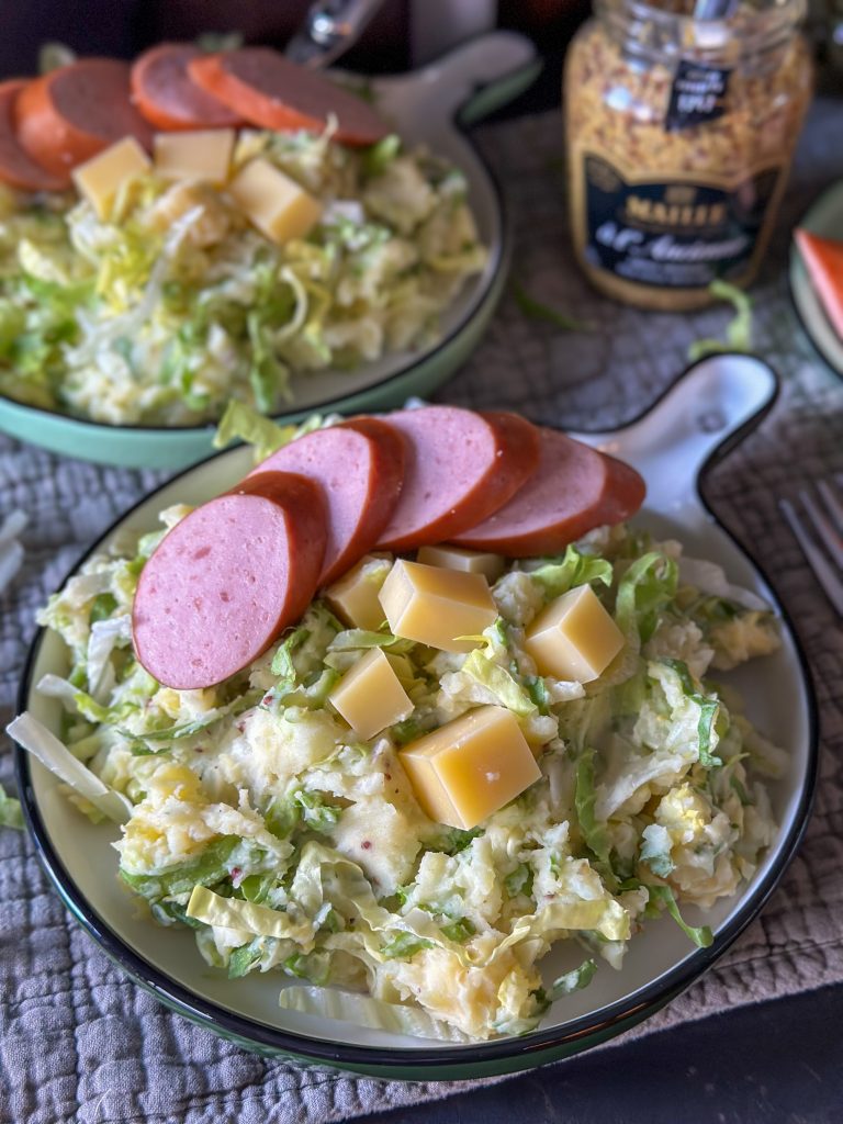 rauwe andijviestamppot met blokjes kaas