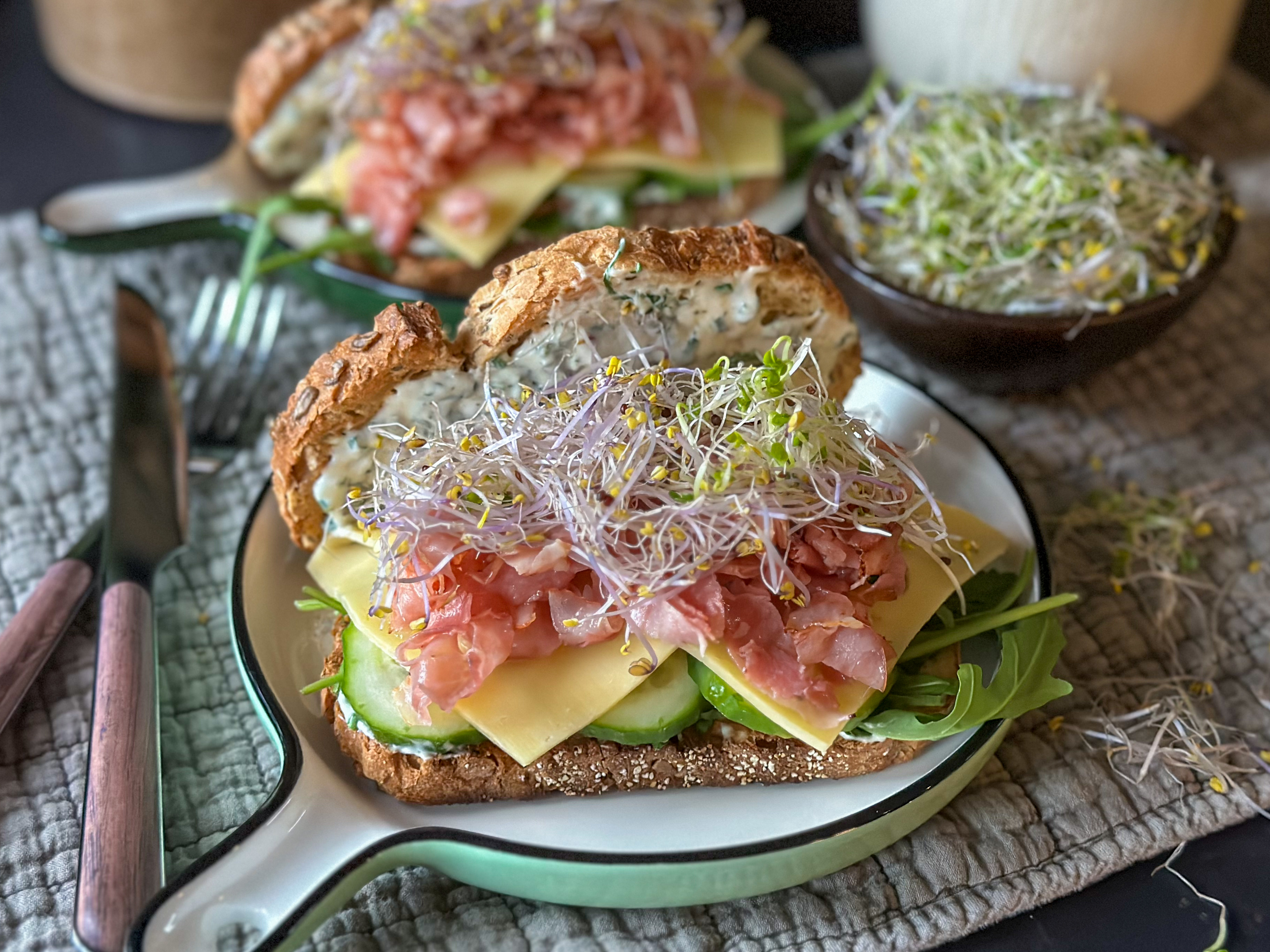 broodje gezond met gebakken ham en kruidenmayonaise
