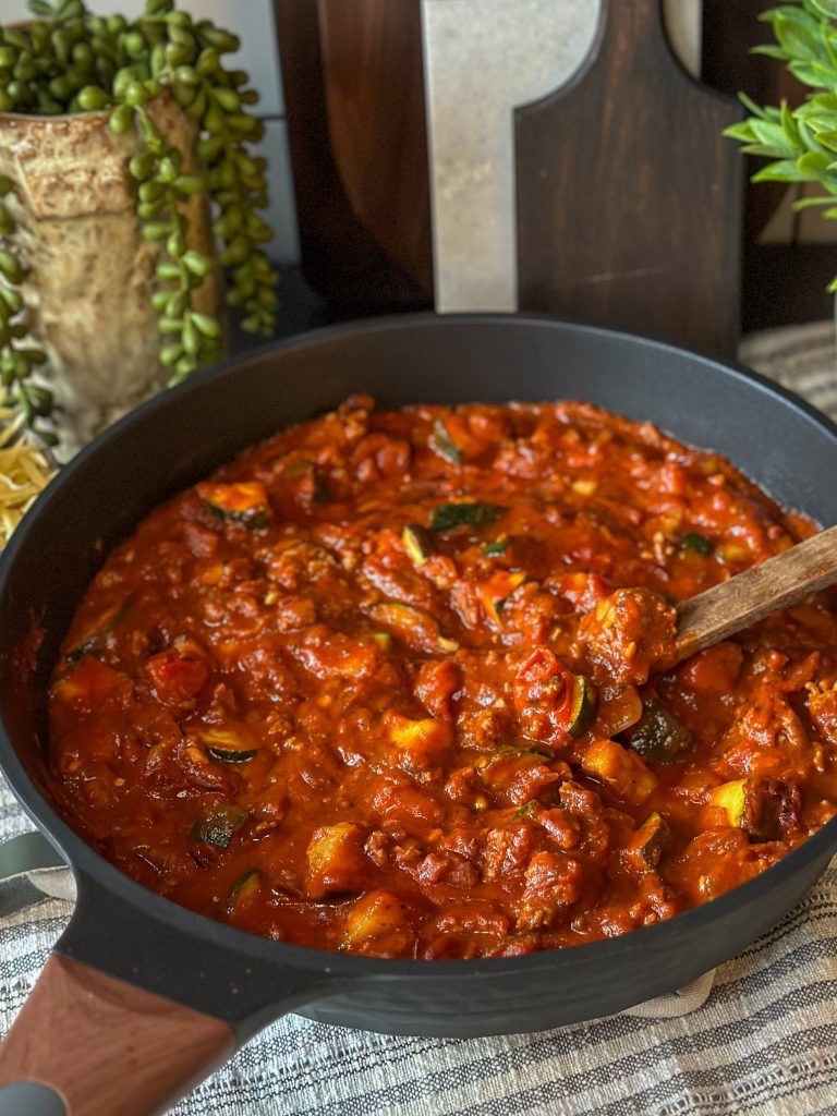pastasaus met gehakt en courgette in een pan 