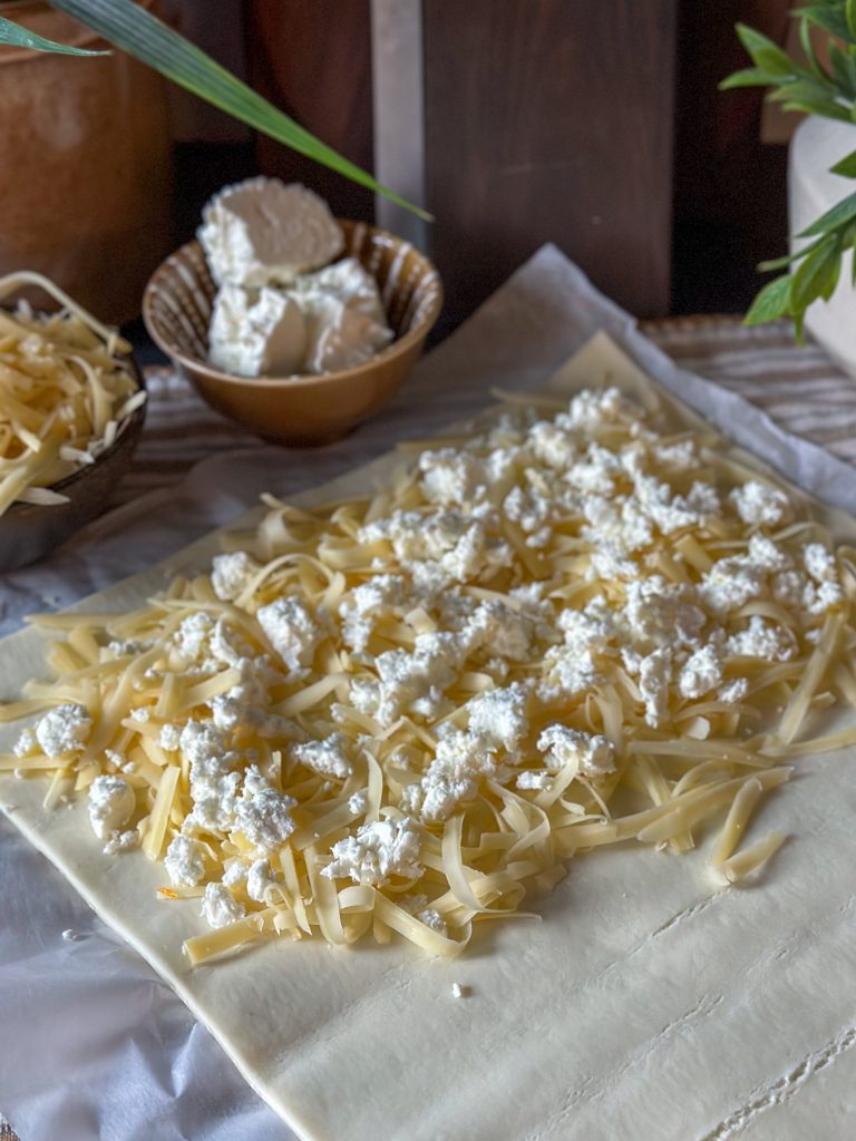 bladerdeeg kaasstengels met oude kaas en feta