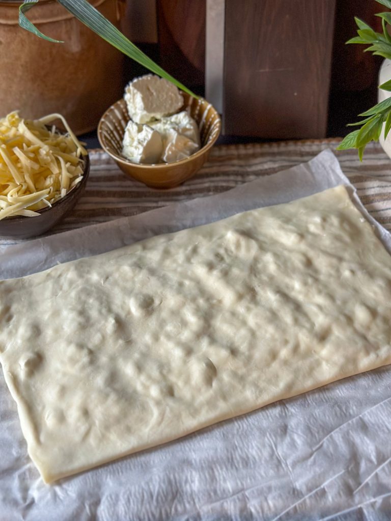 bladerdeeg kaasstengels met oude kaas en feta