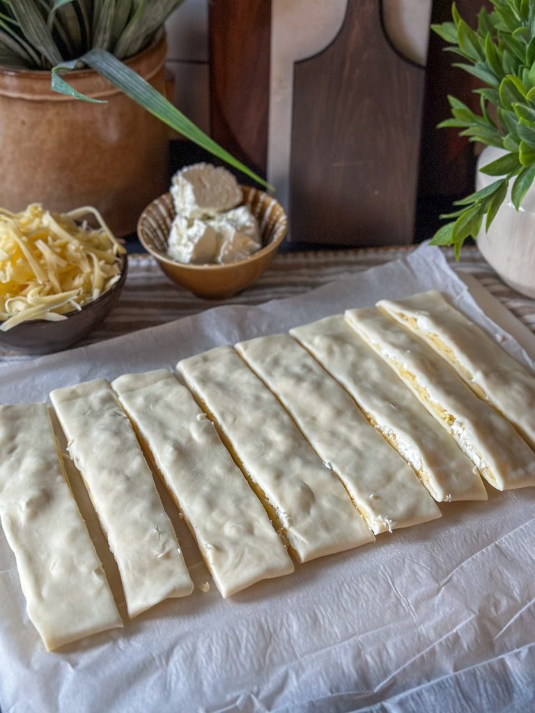 bladerdeeg kaasstengels met oude kaas en feta