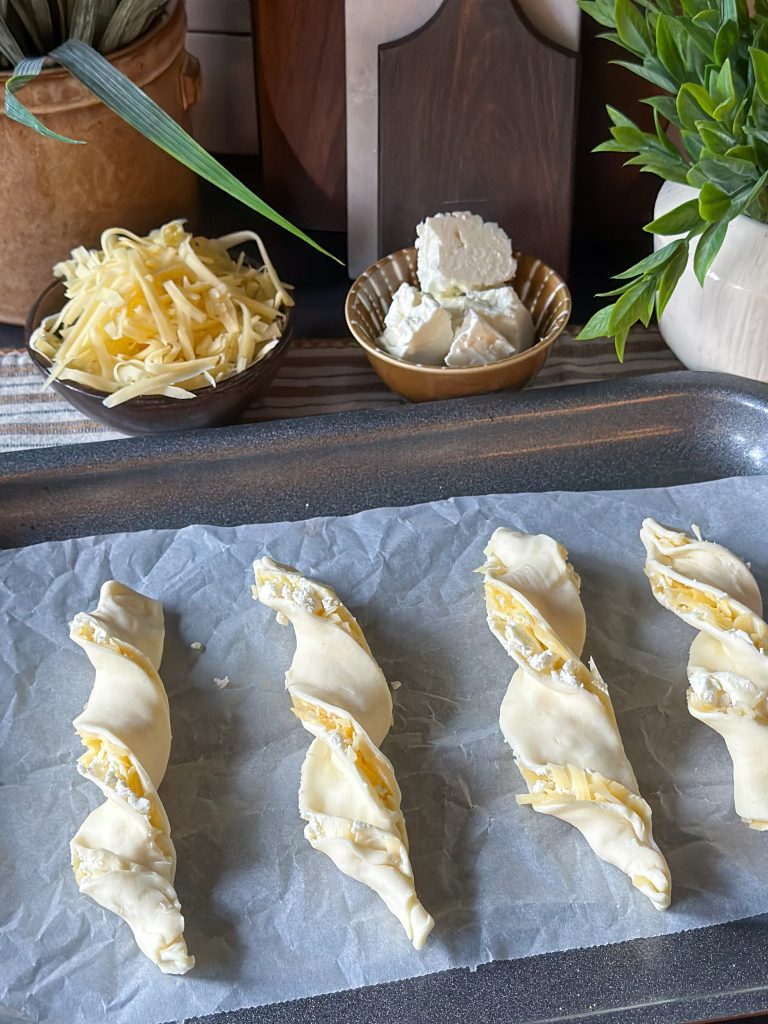 bladerdeeg kaasstengels met oude kaas en feta