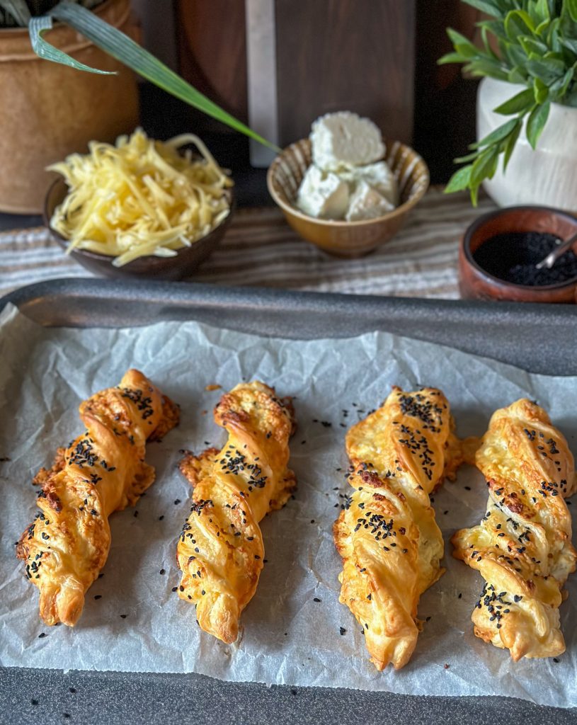 bladerdeeg kaasstengels met oude kaas en feta