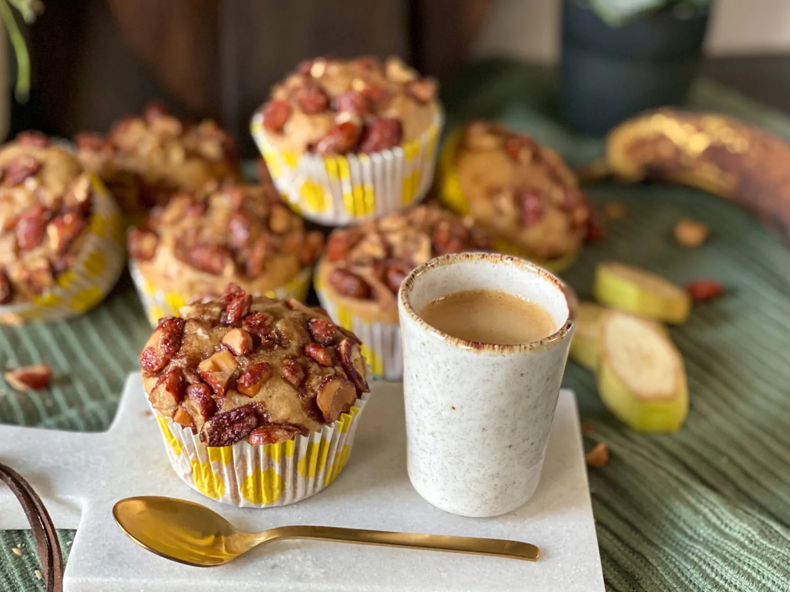 cupcakes met banaan en suikerpinda's