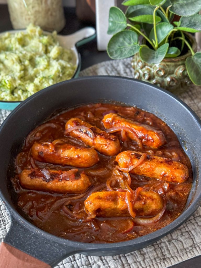 vegan varkens worstjes in pittige saus