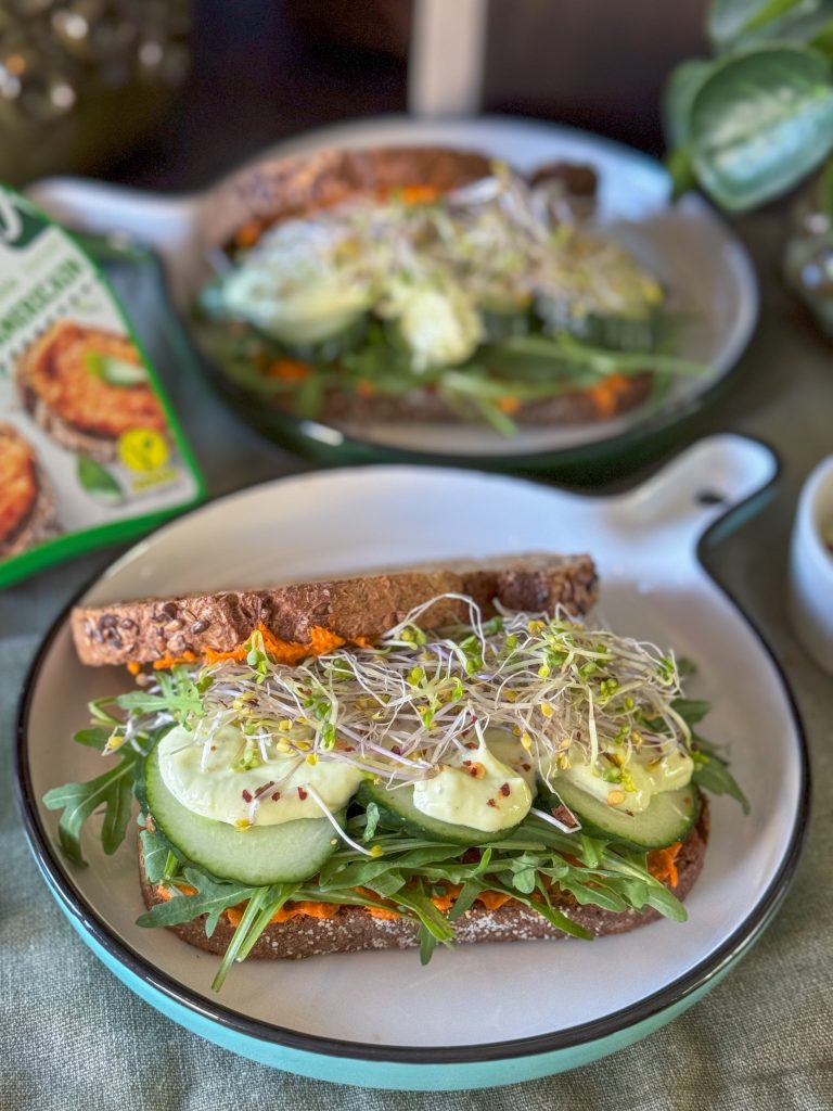 Broodje filet americain met avocado-mayonaise