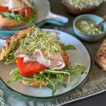 broodje vegan kipfilet met avocado mayonaise