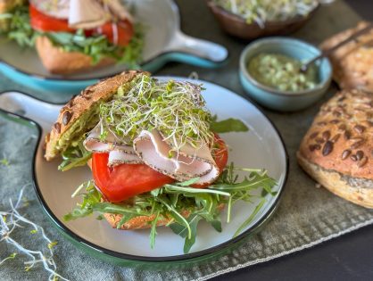 broodje vegan kipfilet met avocado mayonaise