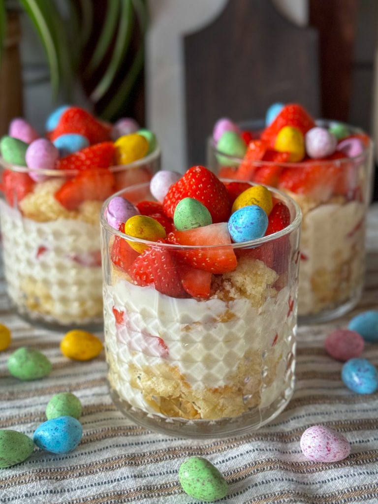 trifle met lemon curd, cake en aardbeien 