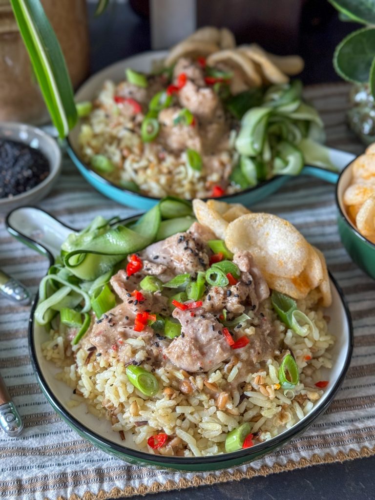 Thaise kip met zelfgemaakte currypasta en kokosmelk