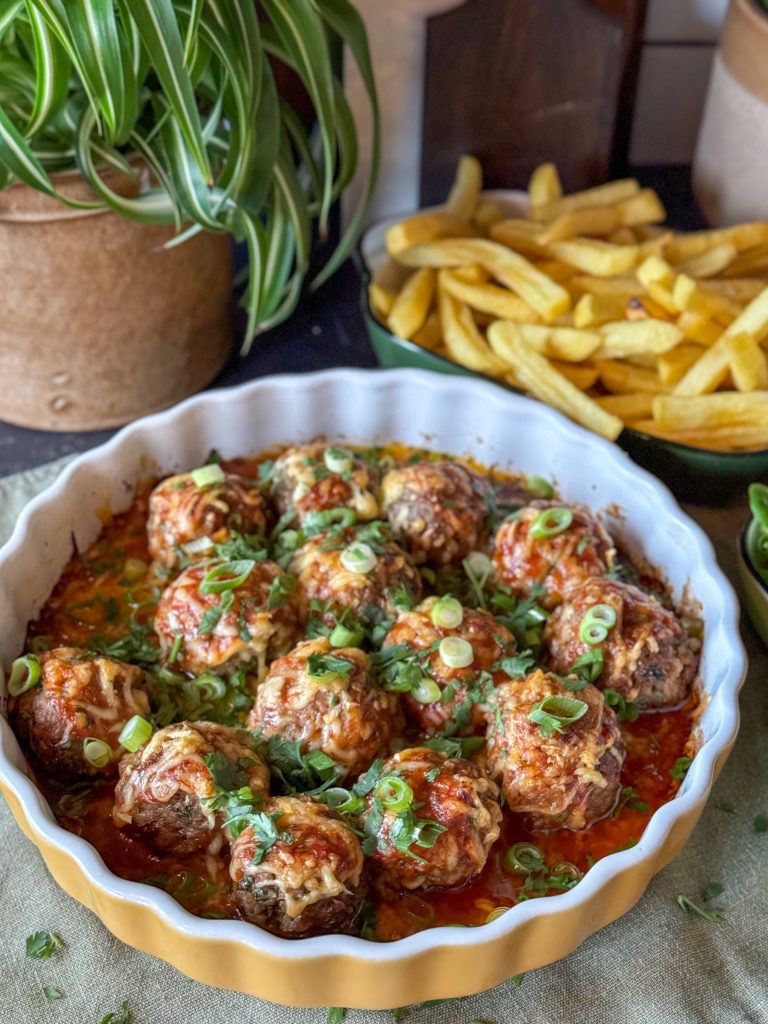 gehaktballetjes met sweet chilisaus en frietjes